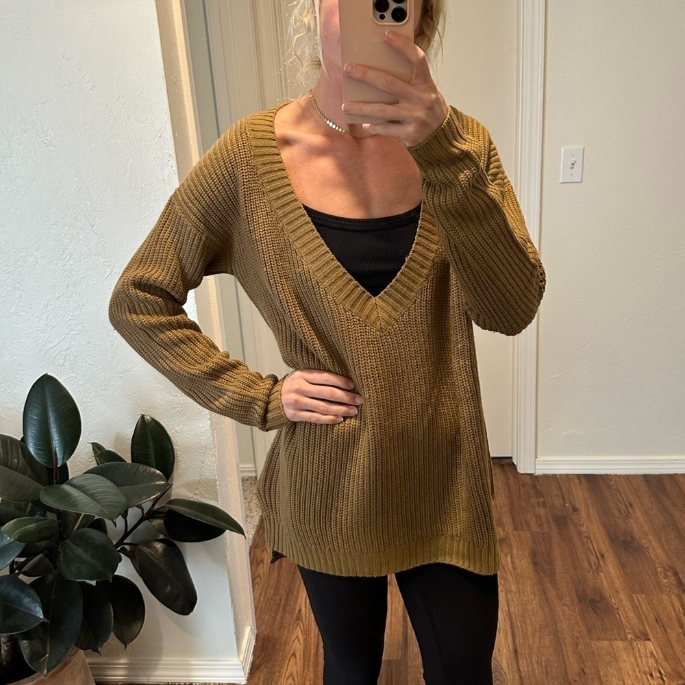 🌟SALE🌟 Six. Crisp. Days v-neck brown sweater size xs/s - Picture 1 of 7